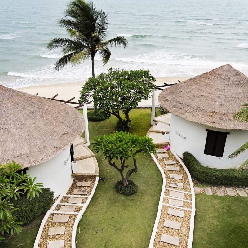 bungalows-at-a-luxury-resort-47YMEF6.jpg